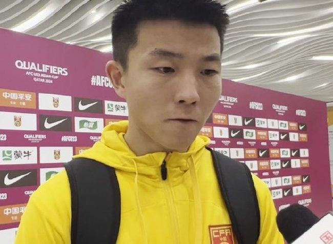 德国二战题材影片。影片按照真实故事改编，讲述了一位十九岁的通俗国防兵威利赫罗德在二战最后两周内成为所谓的“埃姆斯兰德刽子手”的故事。他凭仗捡到的上尉礼服而冒充军官，将溃散的其他兵士堆积起来构成出格使命小组，一路抢掠地在即将沦陷的纳粹帝国年夜地上随心所欲，并以元首为楷模把握起拘系和生杀年夜权。该片取得了客岁圣塞巴斯蒂安国际片子节的最好摄影奖。